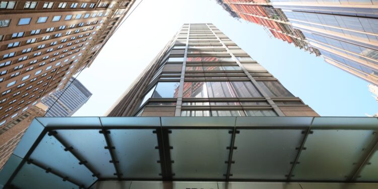 JP Morgan Chase demanda a clientes por estafa en cajeros automáticos por ‘fallo de dinero infinito’: NPR