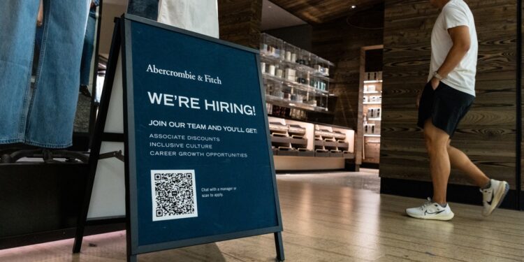 Cinco cosas que hay que saber sobre la sorprendentemente sólida cifra de crecimiento del empleo: NPR