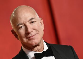 ‘Washington Post’ inundado por cancelaciones después de la decisión de Bezos de no respaldar: NPR