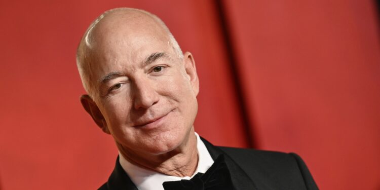 ‘Washington Post’ inundado por cancelaciones después de la decisión de Bezos de no respaldar: NPR