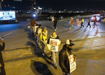 Los trabajadores portuarios comienzan la huelga, enredando los puertos de la costa este y del Golfo: NPR