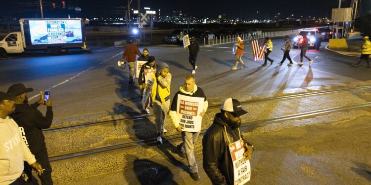 Los trabajadores portuarios comienzan la huelga, enredando los puertos de la costa este y del Golfo: NPR