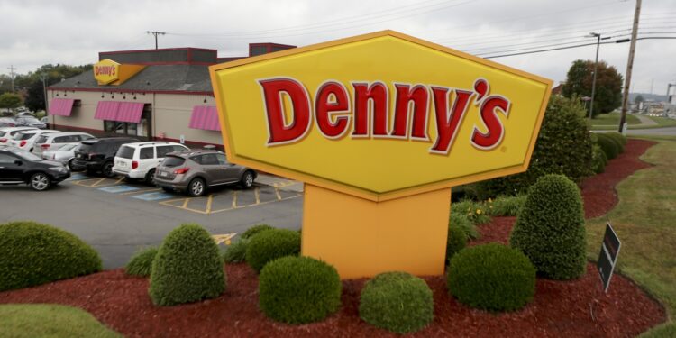 Denny’s dice que espera cerrar 150 ubicaciones para fines de 2025: NPR