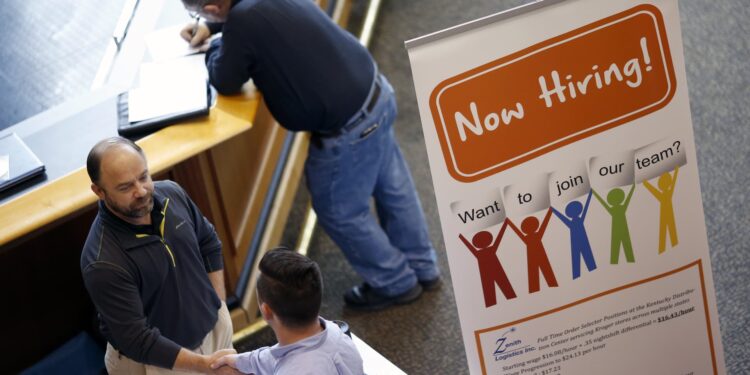 La economía añadió 12.000 puestos de trabajo, afectada por los huracanes y la huelga de Boeing