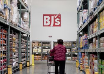 Acciones que realizan los mayores movimientos al mediodía: NFLX, GOOGL, NVDA, BJ