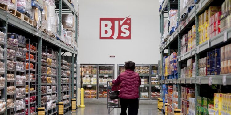 Acciones que realizan los mayores movimientos al mediodía: NFLX, GOOGL, NVDA, BJ