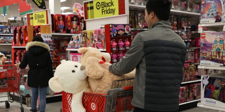 Los millennials gastarán mucho en esta temporada navideña, según TransUnion