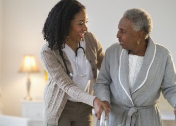 Trump quiere ofrecer a los cuidadores un crédito fiscal. Lo que dicen los expertos