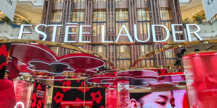 Acciones que realizan los mayores movimientos al mediodía: PTON, SMCI, HOOD, EL