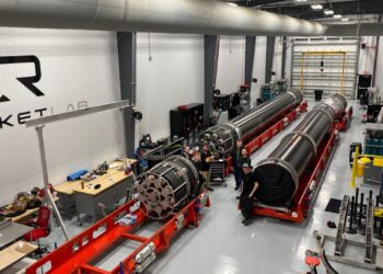 Acciones que realizan los mayores movimientos al mediodía: RIVN, CAVA, RKLB, AMGN