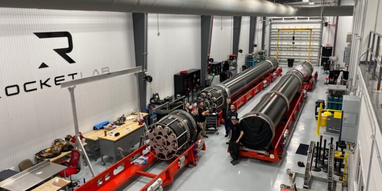 Acciones que realizan los mayores movimientos al mediodía: RIVN, CAVA, RKLB, AMGN