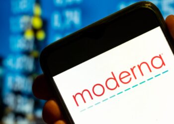 Acciones que realizan los mayores movimientos al mediodía: PLTR, MRNA, ULTA, BABA