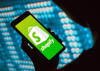 Acciones que realizan los mayores movimientos antes de la comercialización: SHOP, HD, LYV