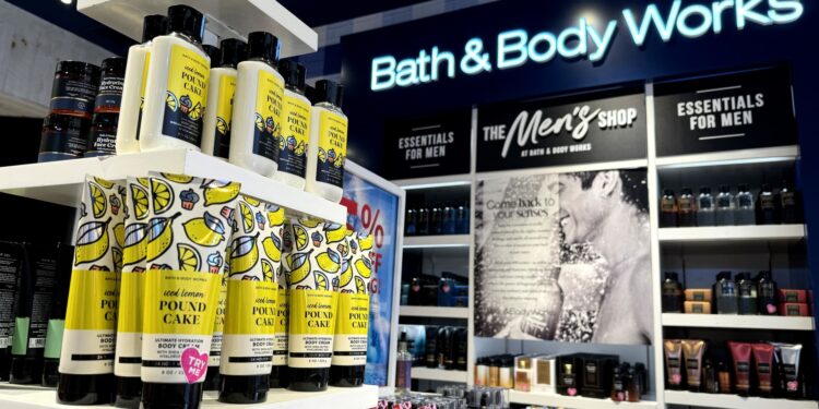 Acciones que realizan los mayores movimientos al mediodía: BBWI, HOOD, M