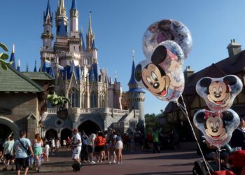 DIS, CSCO, ASML, TPR y más