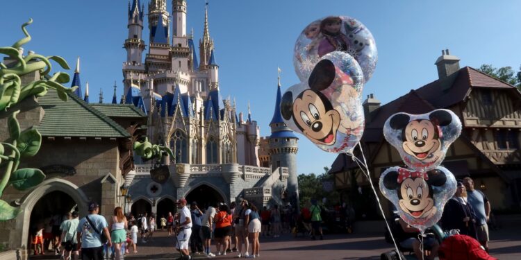 DIS, CSCO, ASML, TPR y más