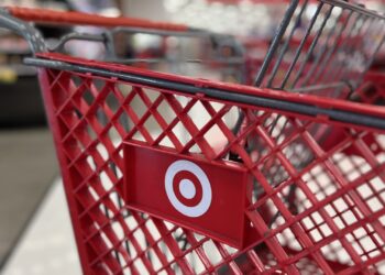 Acciones que realizan los mayores movimientos al mediodía: TGT, NVDA, APP, WSM