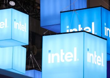 Acciones que realizan los mayores movimientos al mediodía: INTC, AMZN, BA, CVX