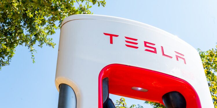 Acciones que realizan mayores movimientos antes de la comercialización: Tesla, Coinbase y más