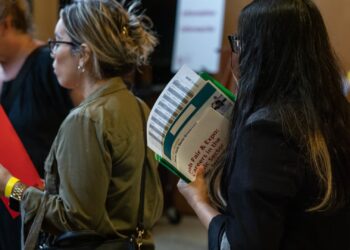 La tasa de desempleo aumenta en octubre para los estadounidenses blancos, en contra de la tendencia más amplia