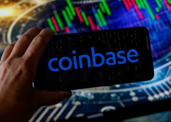 Acciones que realizan los mayores movimientos al mediodía: SMCI, TSLA, COIN, PLNT