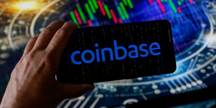 Acciones que realizan los mayores movimientos al mediodía: SMCI, TSLA, COIN, PLNT