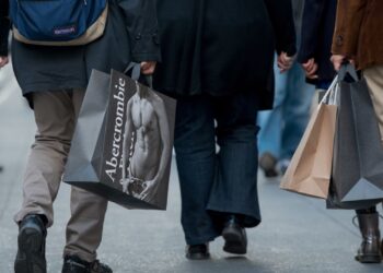 Acciones que realizan los mayores movimientos antes de la comercialización: AMGN, ABY, ANF, STLA