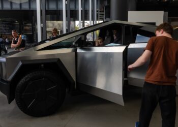 Acciones que realizan los mayores movimientos al mediodía: TSLA, ABNB, TOST, PINS