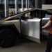 Acciones que realizan los mayores movimientos al mediodía: TSLA, ABNB, TOST, PINS