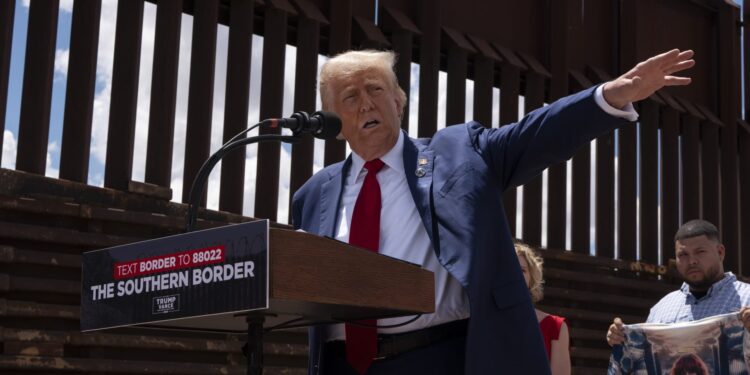 Los aumentos arancelarios propuestos por Trump aumentarían la inflación en casi un 1%, estima Goldman Sachs