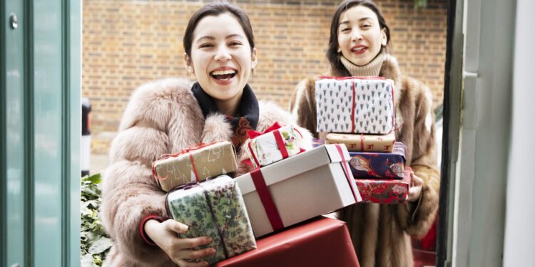 Por qué los consumidores gastan de más durante las fiestas y qué hacer al respecto