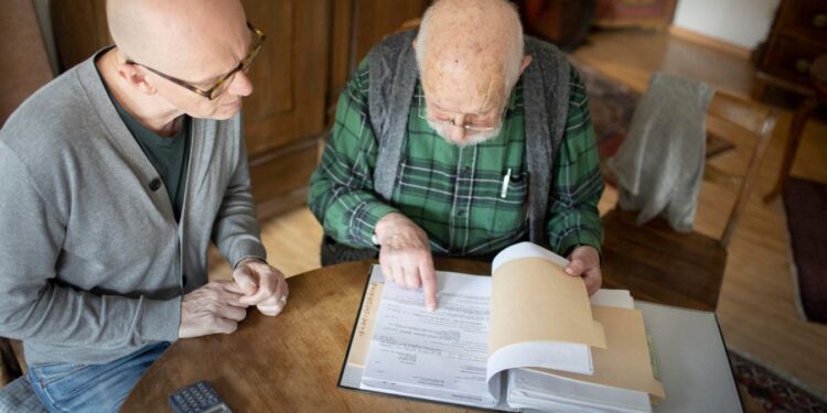 Cómo tener conversaciones difíciles con padres ancianos testarudos