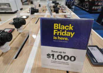 Los minoristas realizan operaciones bancarias durante el Black Friday para revitalizar a los compradores navideños ávidos de gangas
