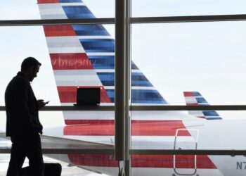 A los pilotos de American Airlines se les pidió que hicieran un ‘ascenso acelerado’ para evitar las montañas de Hawái