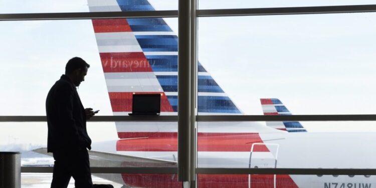 A los pilotos de American Airlines se les pidió que hicieran un ‘ascenso acelerado’ para evitar las montañas de Hawái