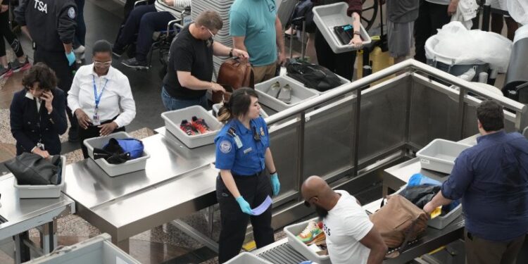 El Departamento de Justicia detiene las búsquedas aleatorias de pasajeros de la DEA en instalaciones de transporte