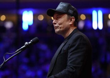 Trump incluye a Elon Musk y su hijo en una foto familiar la noche de las elecciones