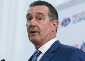 El administrador de la TSA dice que le gustaría permanecer bajo Trump