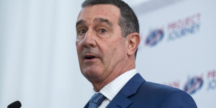 El administrador de la TSA dice que le gustaría permanecer bajo Trump