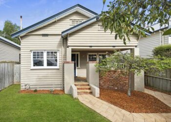 Los compradores jóvenes ven las posibilidades de un bungalow Belmont perfecto