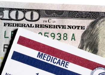 Las personas mayores pagarán más por Medicare en 2025. Esto es lo que debe saber.