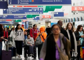 Panel del Senado critica a las aerolíneas por el aumento de las tarifas “basura”