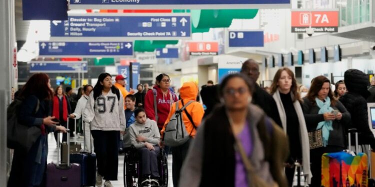 Panel del Senado critica a las aerolíneas por el aumento de las tarifas “basura”