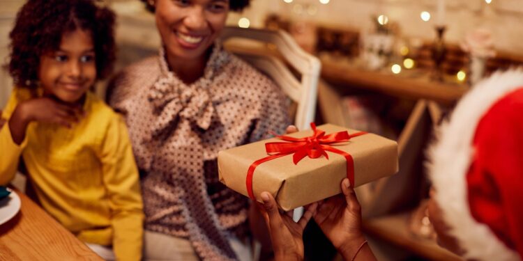 7 formas inteligentes de darles dinero a sus hijos o nietos en estas fiestas