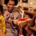 7 formas inteligentes de darles dinero a sus hijos o nietos en estas fiestas