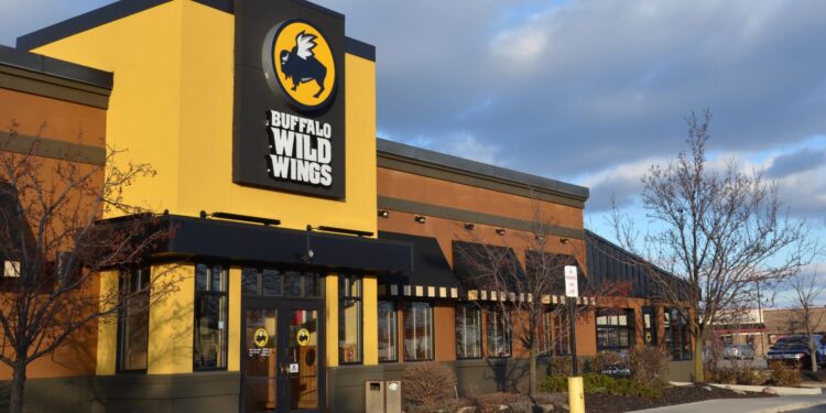 Saludo al servicio: 32 ofertas del Día de los Veteranos en comida, diversión y más