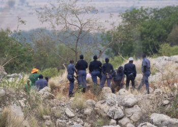 Sudáfrica no ayudará a los mineros ilegales atrapados: NPR