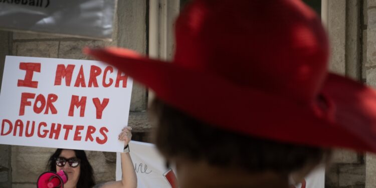 Donde el aborto está en la boleta electoral, también lo está la economía: NPR