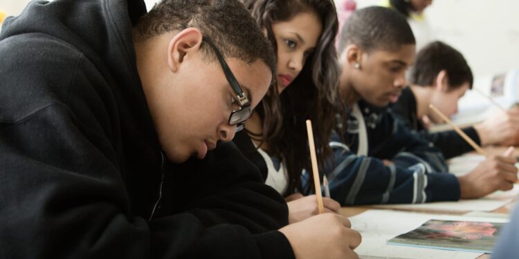Así es como esta escuela secundaria del área de DC está ayudando a cerrar la brecha de riqueza
