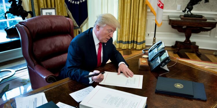 Aquí hay lecciones clave de los recortes de impuestos de Trump de 2017 en medio de la incertidumbre